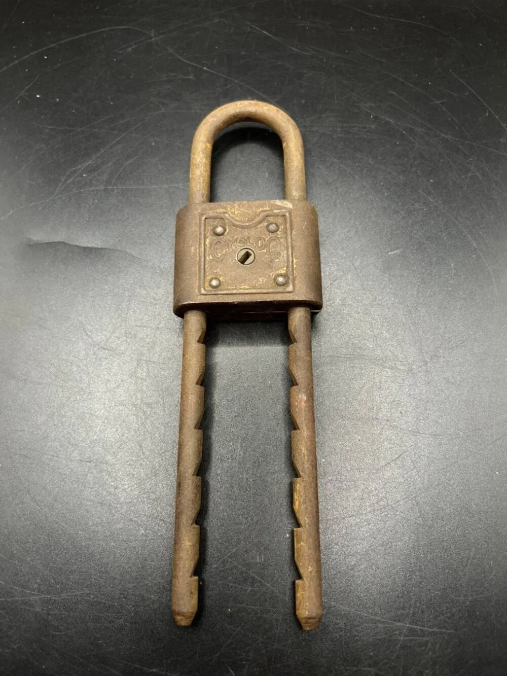 Cycloc Vintage Adjustable Iron Padlock Dual Serrated Shackle Rusty Crusty No Key